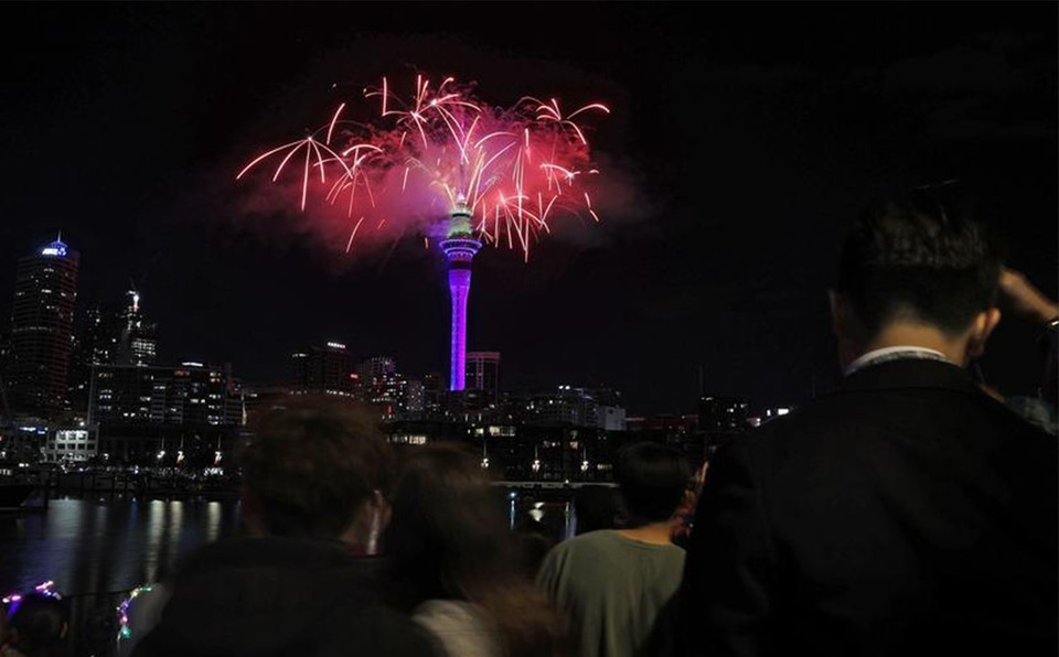 Vào lúc 18 giờ (giờ Việt Nam), New Zealand đã chính thức bước sang năm mới 2021 với màn bắn pháo hoa và trình diễn ánh sáng kéo dài 5 phút diễn ra tại Cầu cảng Auckland và Tháp Sky. (Ảnh: Nzherald/TTXVN)