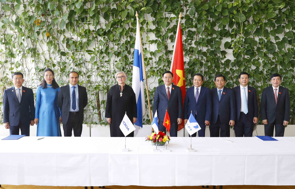 Chủ tịch Quốc hội Vương Đình Huệ và Chủ tịch Quốc hội Phần Lan với các đại biểu dự Lễ ký kết hợp tác giữa Tập đoàn VNPT và Nokia. (Ảnh: Doãn Tấn/TTXVN)