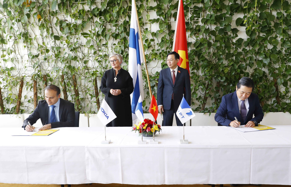 Chủ tịch Quốc hội Vương Đình Huệ và Chủ tịch Quốc hội Phần Lan chứng kiến Lễ ký kết hợp tác giữa Tập đoàn VNPT và Nokia. (Ảnh: Doãn Tấn/TTXVN)