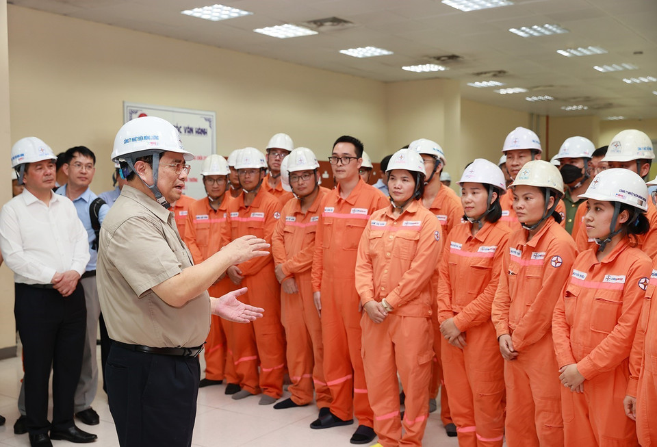 Thủ tướng Phạm Minh Chính giao nhiệm vụ cho công nhân, kỹ sư Công ty Nhiệt điện Mông Dương. (Ảnh: Dương Giang/TTXVN)