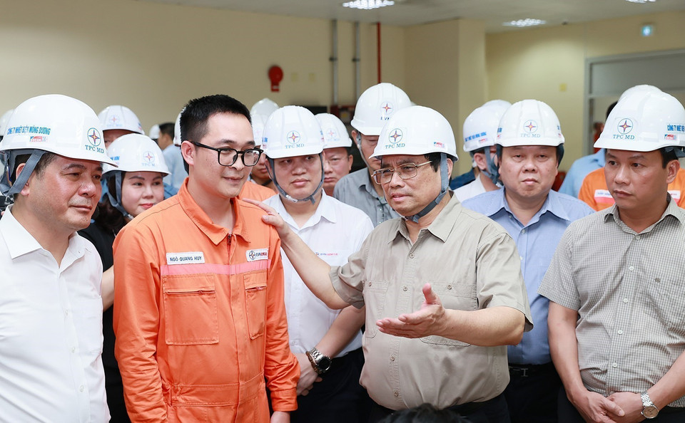 Thủ tướng Phạm Minh Chính kiểm tra tình hình sản xuất và cung ứng điện tại Công ty Nhiệt điện Mông Dương (thành phố Cẩm Phả). (Ảnh: Dương Giang/TTXVN)