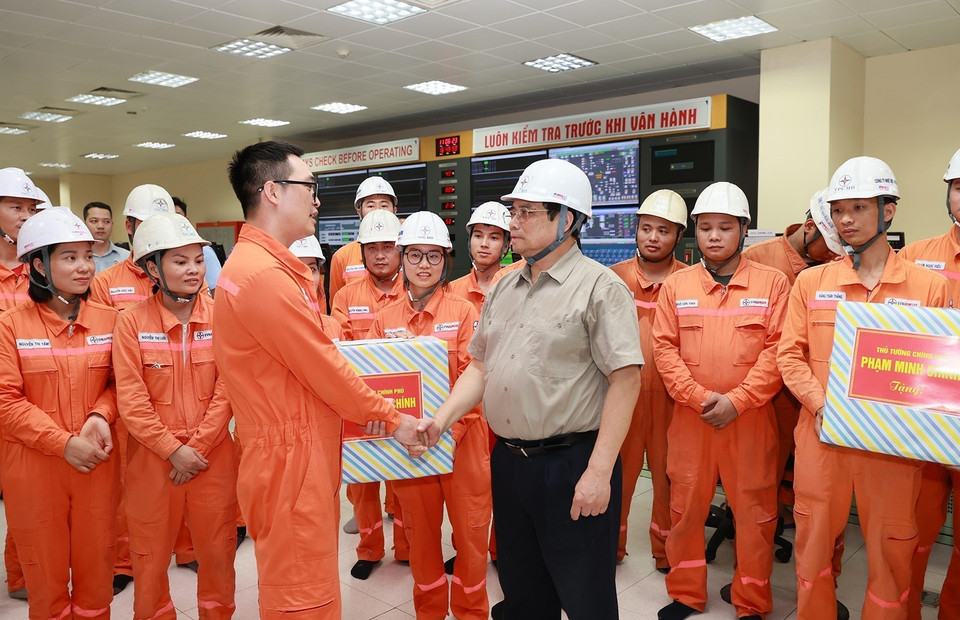 Thủ tướng Phạm Minh Chính dặn dò, giao nhiệm vụ cho công nhân, kỹ sư Công ty Nhiệt điện Mông Dương. (Ảnh: Dương Giang/TTXVN)
