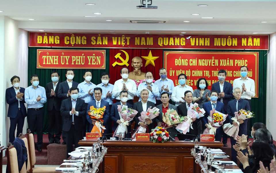 Thủ tướng Nguyễn Xuân Phúc, các đại biểu và các nhà tài trợ hợp tác với tỉnh Phú Yên. (Ảnh: Thống Nhất/TTXVN)