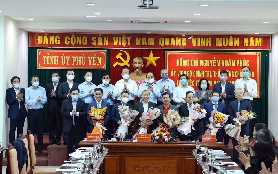 Thủ tướng Nguyễn Xuân Phúc, các đại biểu và các nhà tài trợ hợp tác với tỉnh Phú Yên. (Ảnh: Thống Nhất/TTXVN)