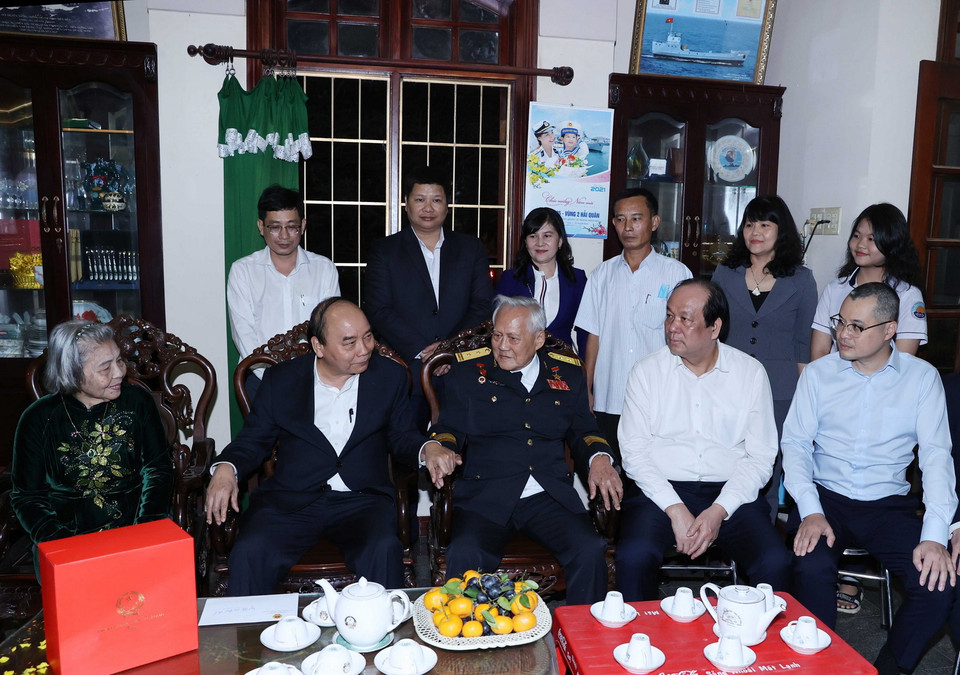 Thủ tướng Nguyễn Xuân Phúc đến thăm và tặng quà Anh hùng LLVTND Hồ Đắc Thạnh, nguyên Trưởng tàu 41, Đoàn 125, đoàn tàu không số - nay là Lữ đoàn 125. (Ảnh: Thống Nhất/TTXVN)