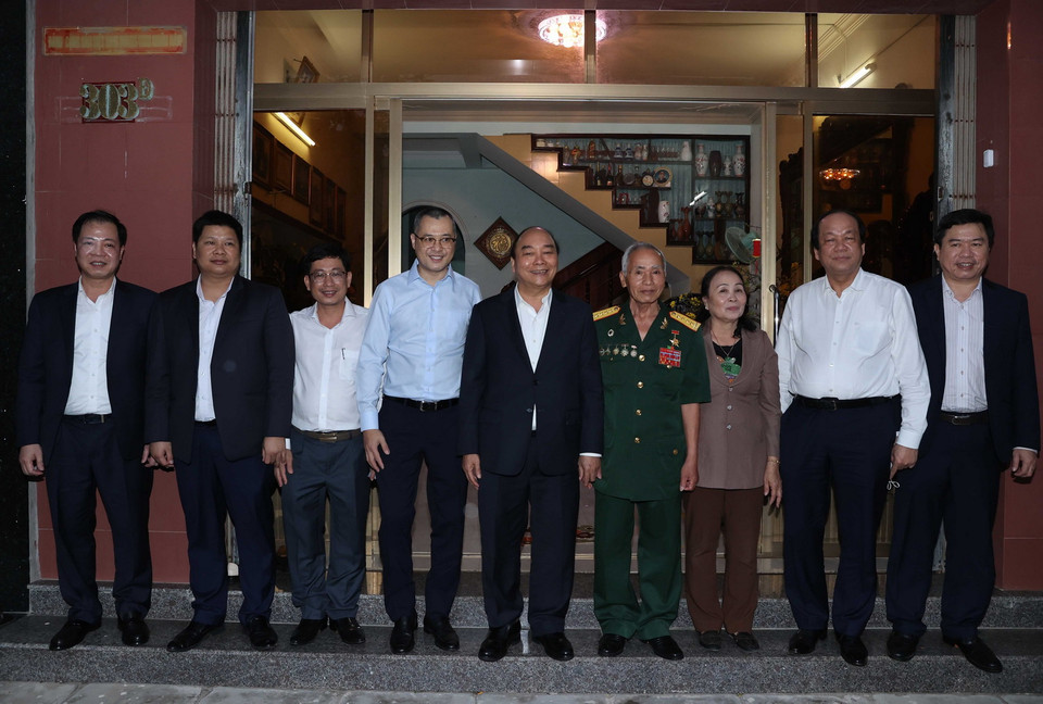 Thủ tướng Nguyễn Xuân Phúc thăm và tặng quà Anh hùng LLVTND Đặng Phi Thưởng, nguyên Phó tiểu đội trưởng Đại đội 3, Tiểu đoàn 12, Trung đoàn 10, thuộc Quân khu 5. (Ảnh: Thống Nhất/TTXVN)