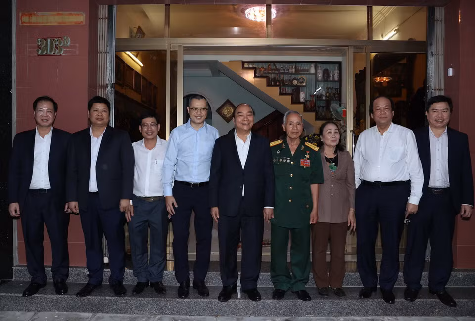 Thủ tướng Nguyễn Xuân Phúc thăm và tặng quà Anh hùng LLVTND Đặng Phi Thưởng, nguyên Phó tiểu đội trưởng Đại đội 3, Tiểu đoàn 12, Trung đoàn 10, thuộc Quân khu 5. (Ảnh: Thống Nhất/TTXVN)