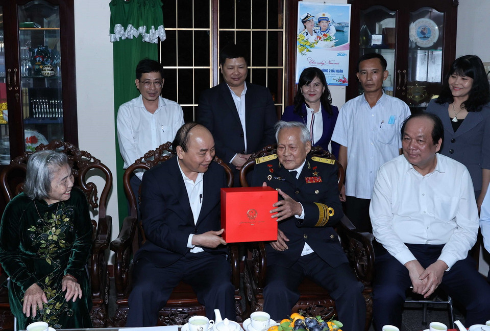 Thủ tướng Nguyễn Xuân Phúc đến thăm và tặng quà Anh hùng LLVTND Hồ Đắc Thạnh, nguyên Trưởng tàu 41, Đoàn 125, đoàn tàu không số - nay là Lữ đoàn 125. (Ảnh: Thống Nhất/TTXVN)