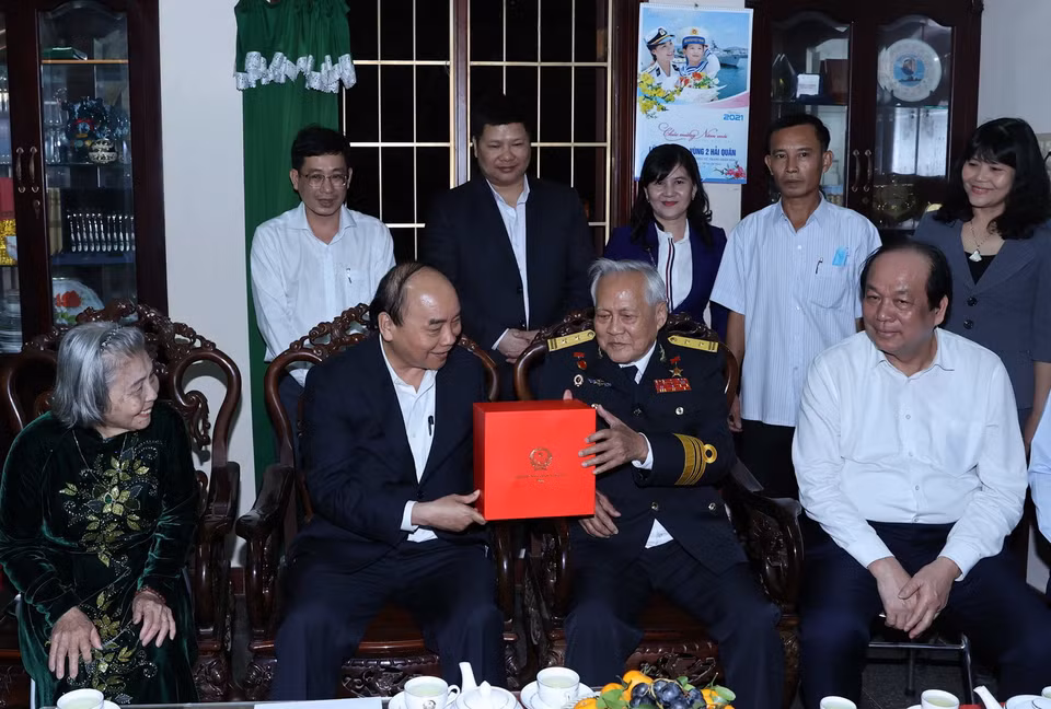 Thủ tướng Nguyễn Xuân Phúc đến thăm và tặng quà Anh hùng LLVTND Hồ Đắc Thạnh, nguyên Trưởng tàu 41, Đoàn 125, đoàn tàu không số - nay là Lữ đoàn 125. (Ảnh: Thống Nhất/TTXVN)