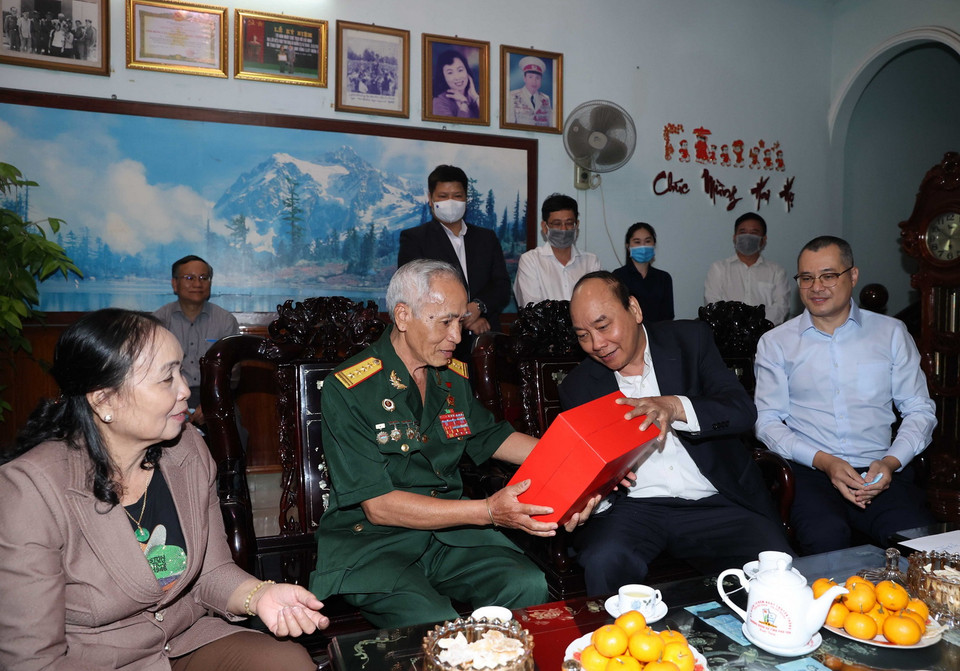 Thủ tướng Nguyễn Xuân Phúc thăm và tặng quà Anh hùng LLVTND Đặng Phi Thưởng, nguyên Phó tiểu đội trưởng Đại đội 3, Tiểu đoàn 12, Trung đoàn 10, thuộc Quân khu 5. (Ảnh: Thống Nhất/TTXVN)