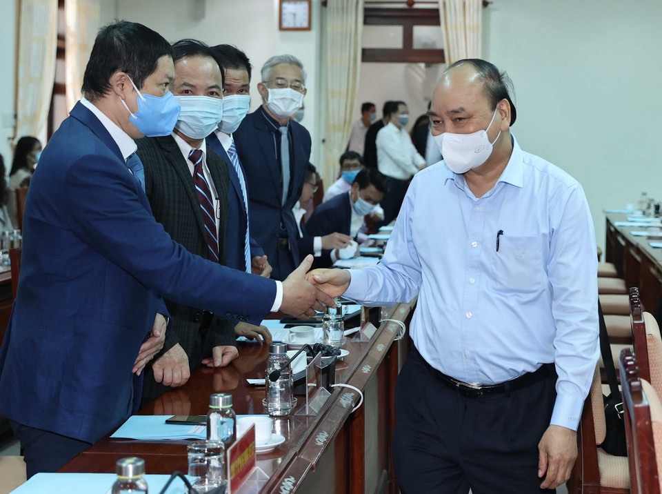 Thủ tướng Nguyễn Xuân Phúc với lãnh đạo chủ chốt tỉnh Phú Yên. (Ảnh: Thống Nhất/TTXVN)