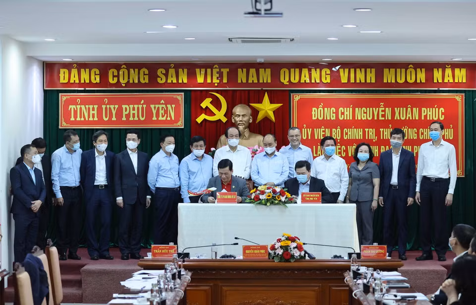 Trong ảnh: Thủ tướng Nguyễn Xuân Phúc chứng kiến lễ ký kết hợp tác phát triển Cảng hàng không Tuy Hòa giữa Hãng hàng không Vietjet với UBND tỉnh Phú Yên. (Ảnh: Thống Nhất/TTXVN)