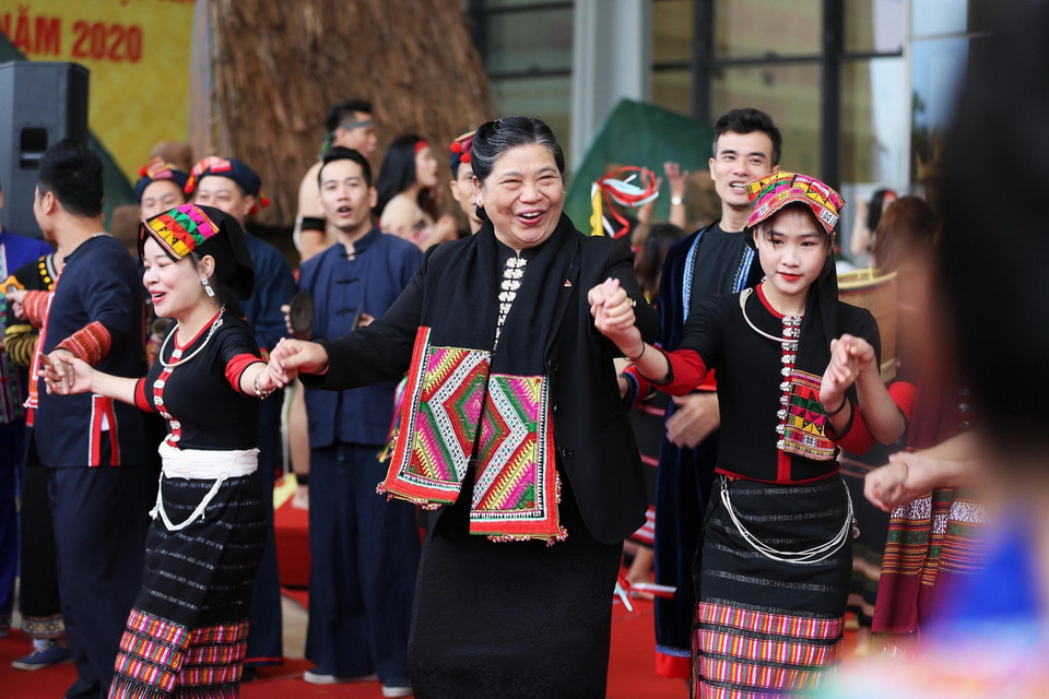 Phó Chủ tịch Thường trực Quốc hội Tòng Thị Phóng cùng tham dự chương trình biểu diễn nghệ thuật truyền thống các dân tộc thiểu số. (Ảnh: Dương Giang/TTXVN)
