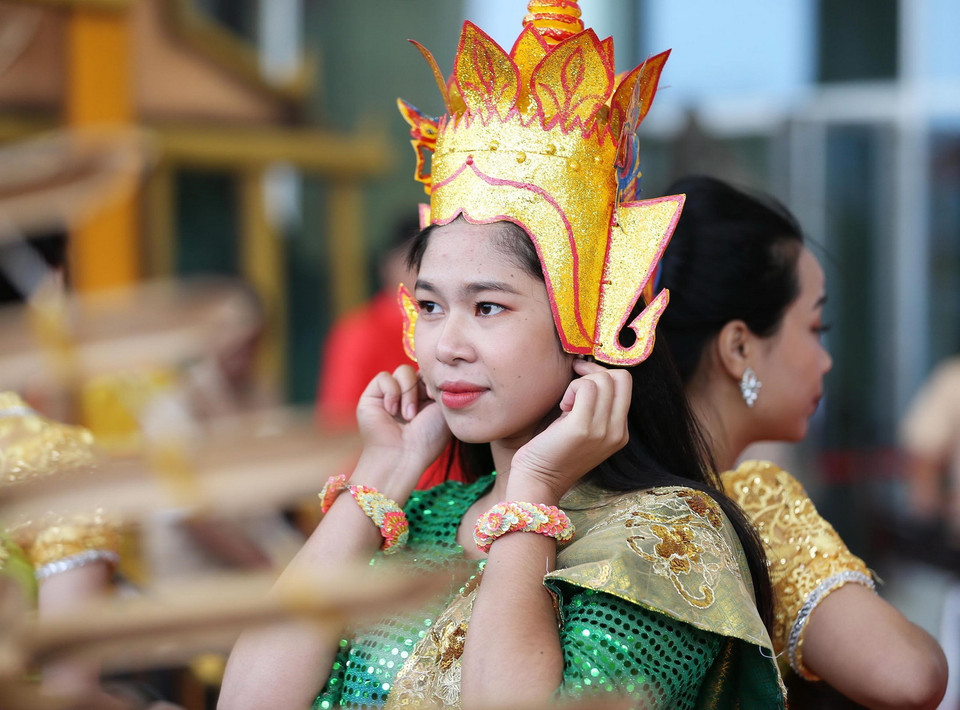 Thiếu nữ dân tộc trong trang dân tộc thiểu số biểu diễn nghệ thuật tại Đại hội. (Ảnh: Dương Giang/TTXVN)