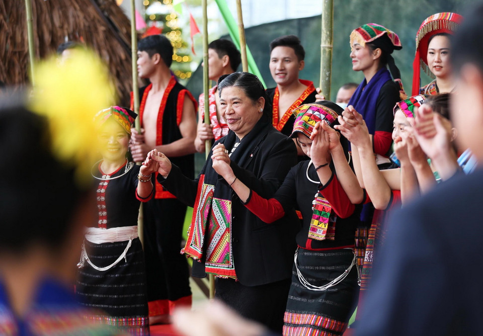 Phó Chủ tịch Thường trực Quốc hội Tòng Thị Phóng dự Chương trình biểu diễn nghệ thuật đặc sắc của các dân tộc thiểu số tại Đại hội. (Ảnh: Dương Giang/TTXVN)