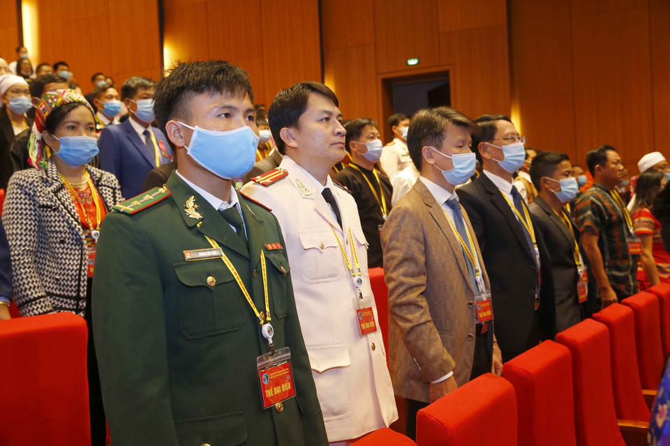 Các đại biểu thực hiện nghi thức chào cờ. (Ảnh: Doãn Tấn/TTXVN)