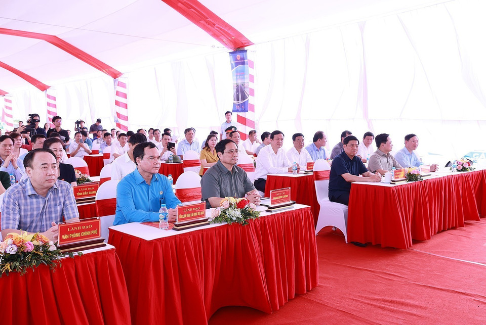 Thủ tướng Phạm Minh Chính và các đại biểu dự lễ khánh thành cầu Như Nguyệt. (Ảnh: Dương Giang/TTXVN)