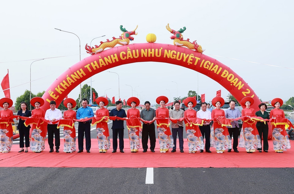 Thủ tướng Phạm Minh Chính và các đại biểu cắt băng khánh thành dự án cầu Như Nguyệt. (Ảnh: Dương Giang/TTXVN)