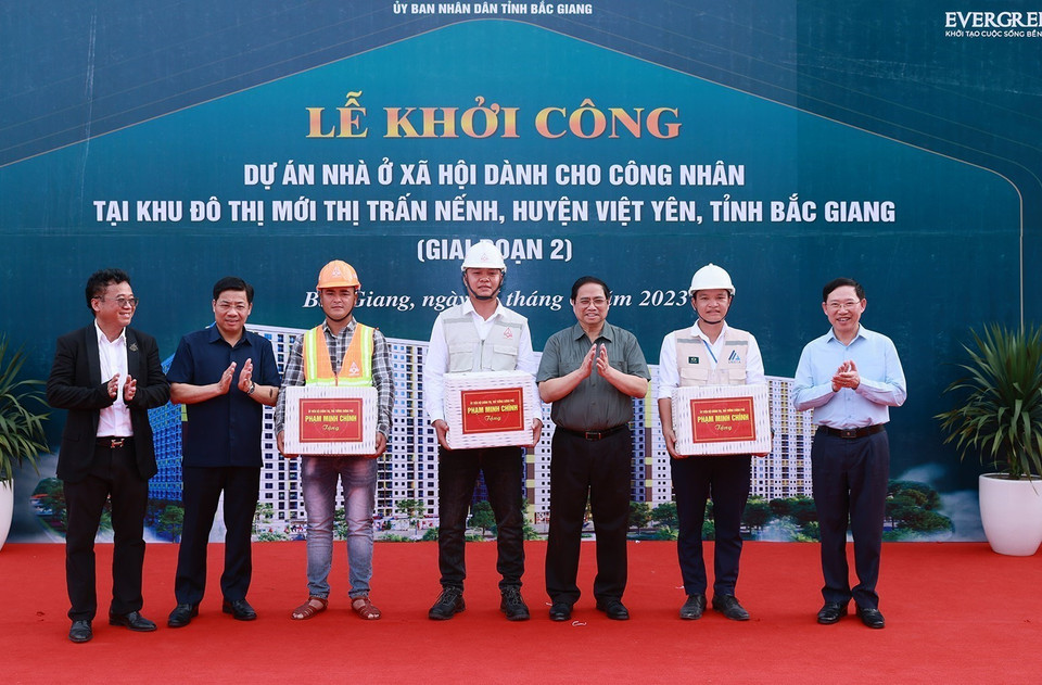 Thủ tướng Phạm Minh Chính tặng quà công nhân tham gia xây dựng dự án Nhà ở xã hội cho công nhân tại khu đô thị Nếnh. (Ảnh: Dương Giang/TTXVN)