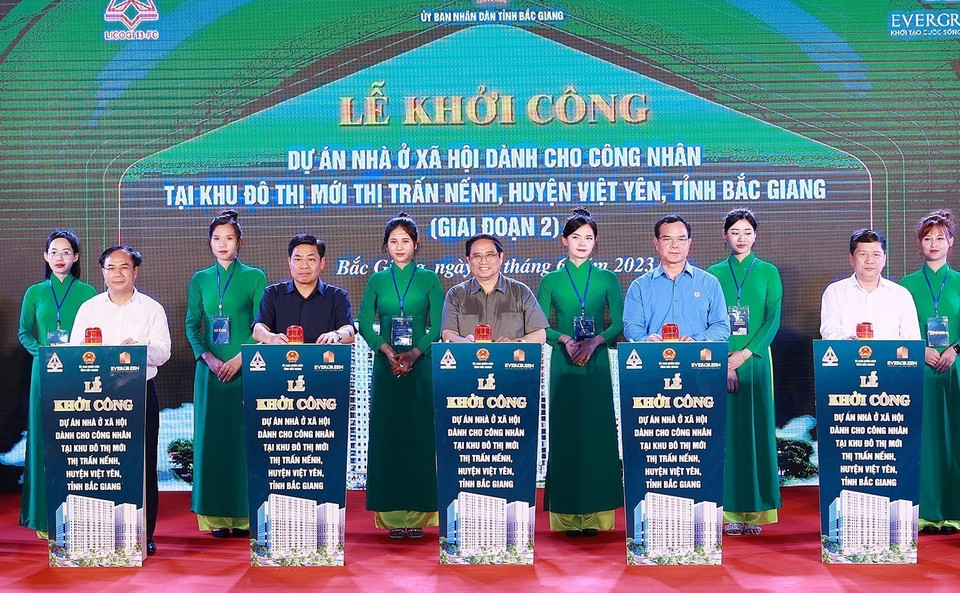 Thủ tướng Phạm Minh Chính và các đại biểu thực hiện nghi thức khởi công dự án Nhà ở xã hội cho công nhân. Ảnh: Dương Giang/TTXVN)