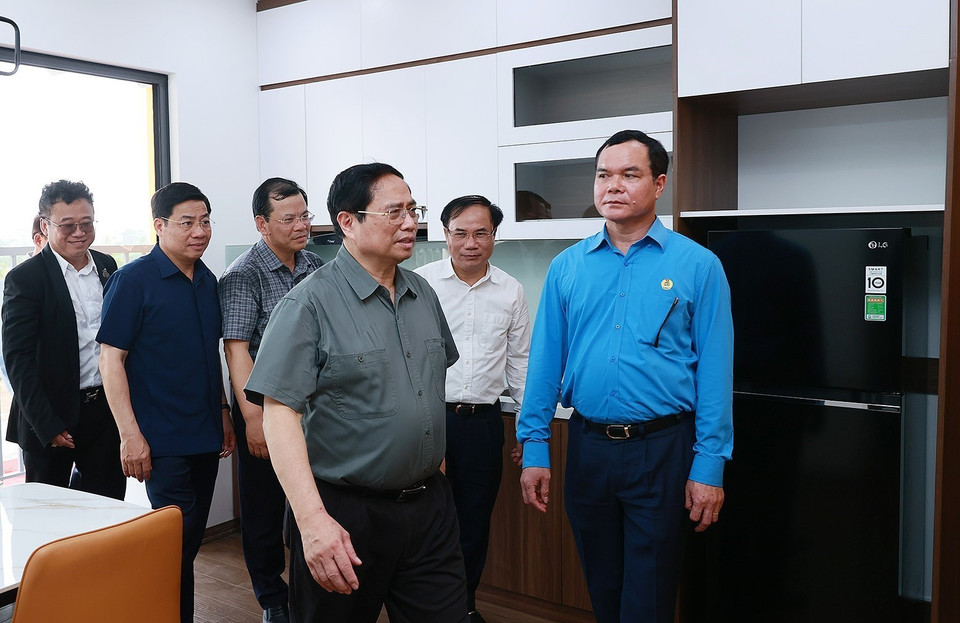 Thủ tướng Phạm Minh Chính tham quan dự án Nhà ở xã hội cho công nhân. (Ảnh: Dương Giang/TTXVN)
