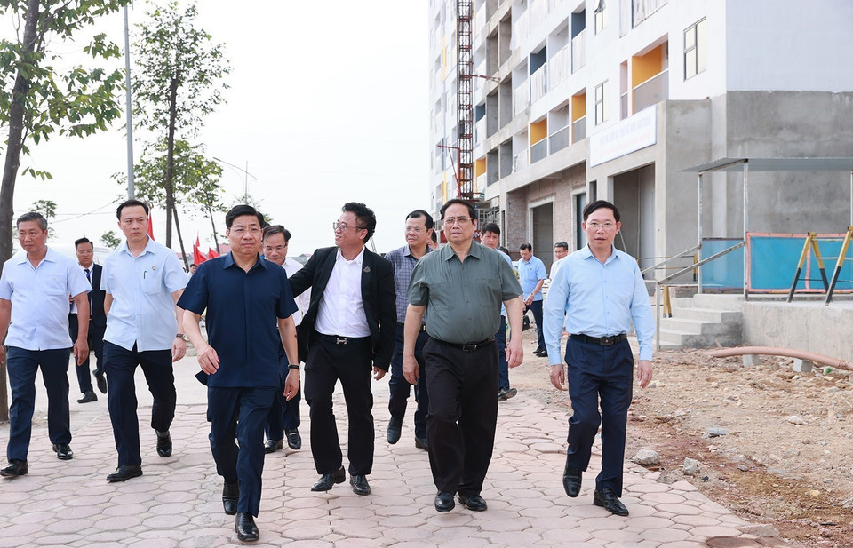 Thủ tướng Phạm Minh Chính kiểm tra dự án Nhà ở xã hội cho công nhân. (Ảnh: Dương Giang/TTXVN)