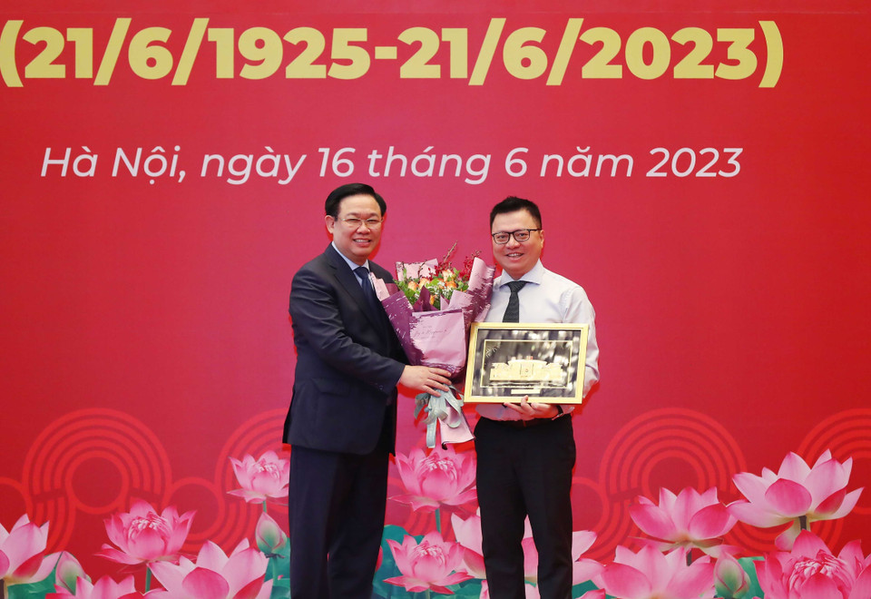 Chủ tịch Quốc hội Vương Đình Huệ tặng quà lưu niệm cho Hội Nhà báo Việt Nam tại buổi gặp mặt. (Ảnh: An Đăng/TTXVN)