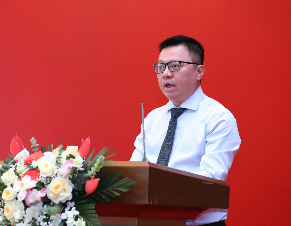 Ông Lê Quốc Minh, Ủy viên Trung ương Đảng, Phó Trưởng Ban Tuyên giáo Trung ương, Tổng biên tập báo Nhân Dân, Bí thư Đảng đoàn, Chủ tịch Hội Nhà báo Việt Nam, phát biểu tại buổi gặp mặt. (Ảnh: An Đăng/TTXVN)
