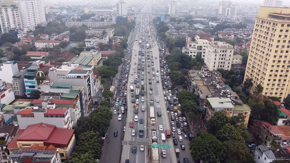 Cả đường trên cao và phía dưới đường vành đai 3 nhiều đoạn ùn tắc cục bộ. (Ảnh: Huy Hùng/TTXVN)