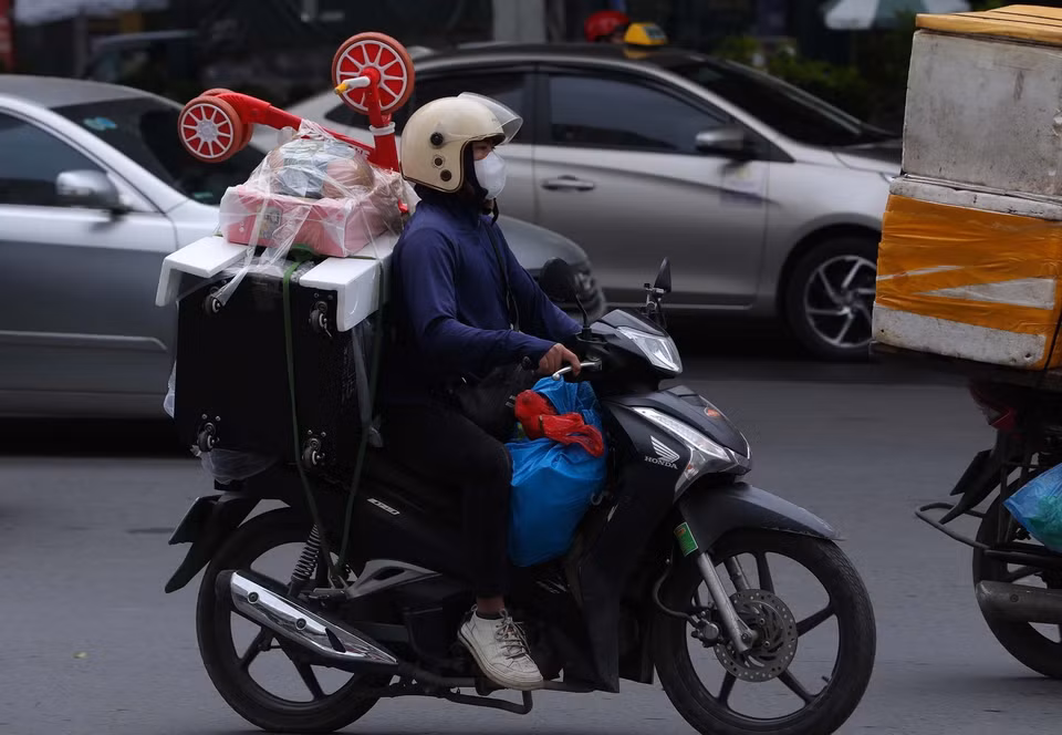 Trên xe chất đầy đồ đạc chỉ đủ chỗ cho một người. (Ảnh: Huy Hùng/TTXVN)