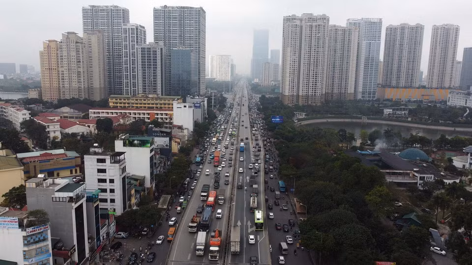 Càng dịp cận Tết Nguyên đán, các phương tiện di chuyển nhiều dẫn đến tình trạng ùn tắc cục bộ tại một số đoạn đường ra, vào thành phố. (Ảnh: Huy Hùng/TTXVN)
