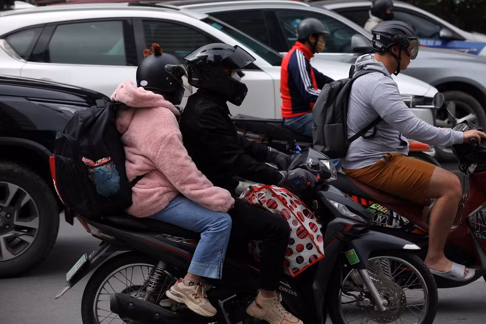 Nhiều người tranh thủ về quê trong dịp nghỉ Tết Nguyên đán 2024. (Ảnh: Huy Hùng/TTXVN)