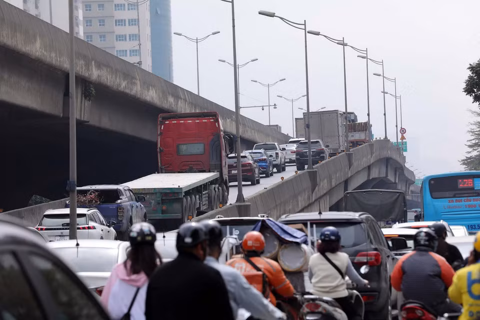 Ùn tắc cục bộ cả hai lối lên, xuống đường vành đai 3 đoạn Khuất Duy Tiến. (Ảnh: Huy Hùng/TTXVN)
