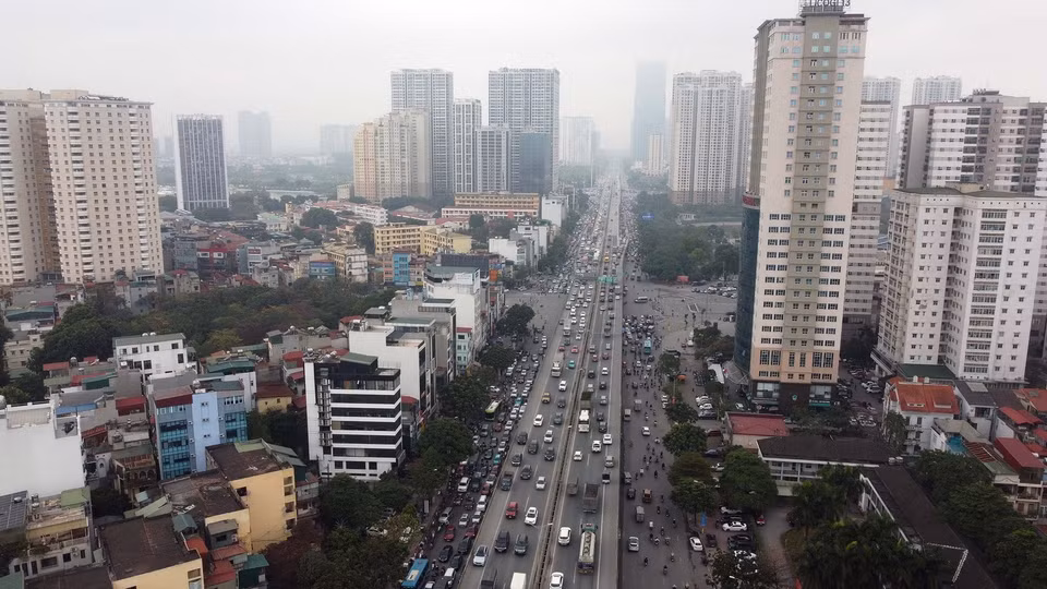 Nút giao Lê Văn Lương-Khuất Duy Tiến ùn tắc cục bộ cả trên cao lẫn phía dưới. (Ảnh: Huy Hùng/TTXVN)