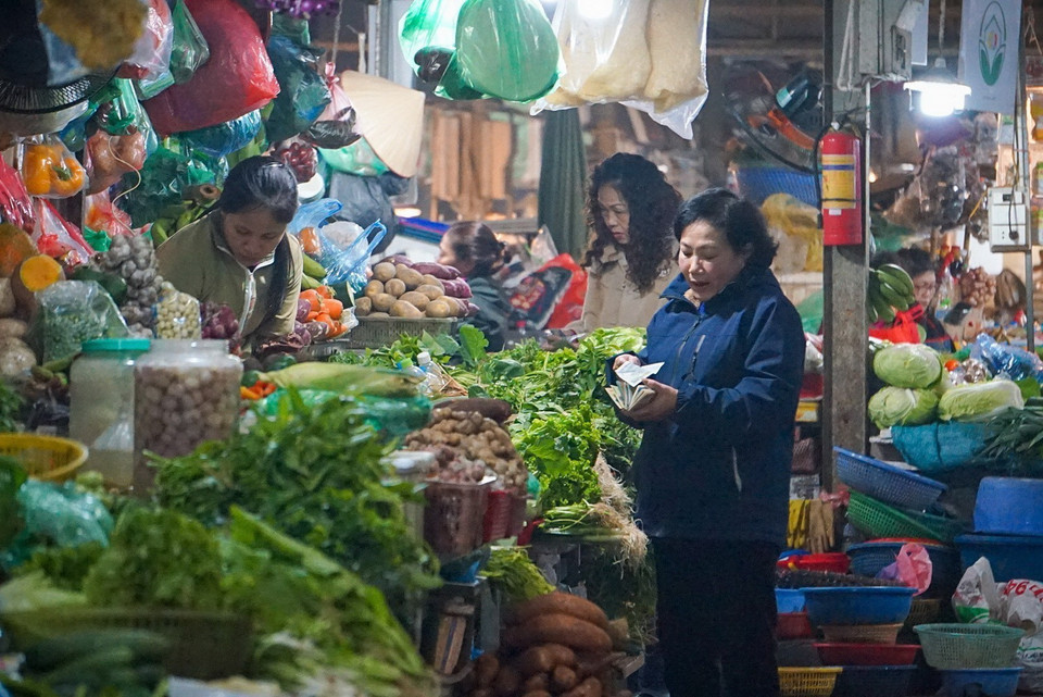 Đi chợ truyền thống là một trong những thói quen hằng ngày của người Việt Nam. (Ảnh: Khánh Hòa/TTXVN)