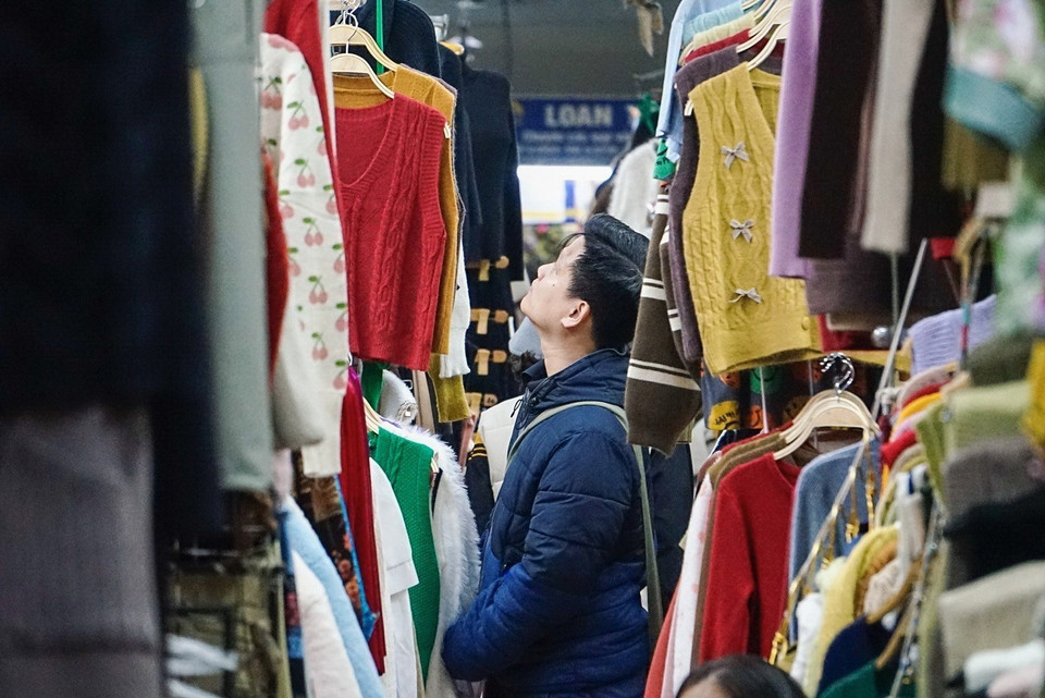 Gian hàng quần áo trong chợ Đồng Xuân, Hà Nội. (Ảnh: Khánh Hòa/TTXVN)