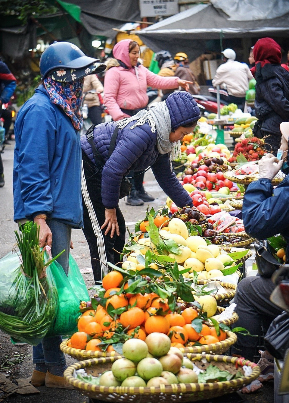 Mua bán hoa quả tươi tại chợ Thanh Hà, Hà Nội. (Ảnh: Khánh Hòa/TTXVN)