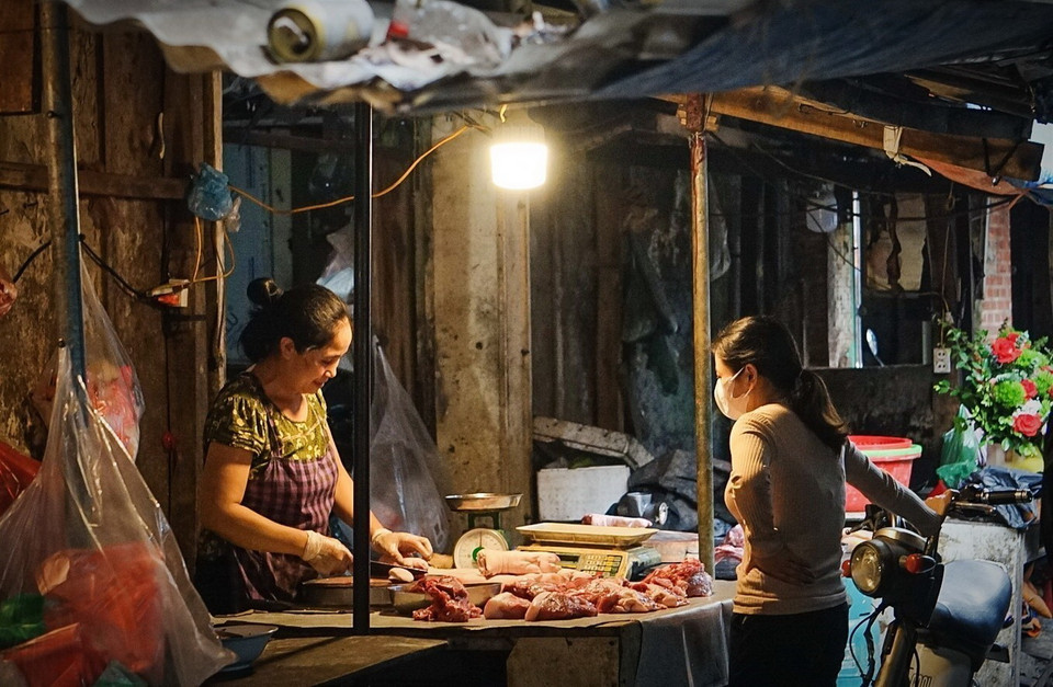 Chợ là nơi có thể giao lưu, trò chuyện giữa người mua và người bán. (Ảnh: Khánh Hòa/TTXVN)