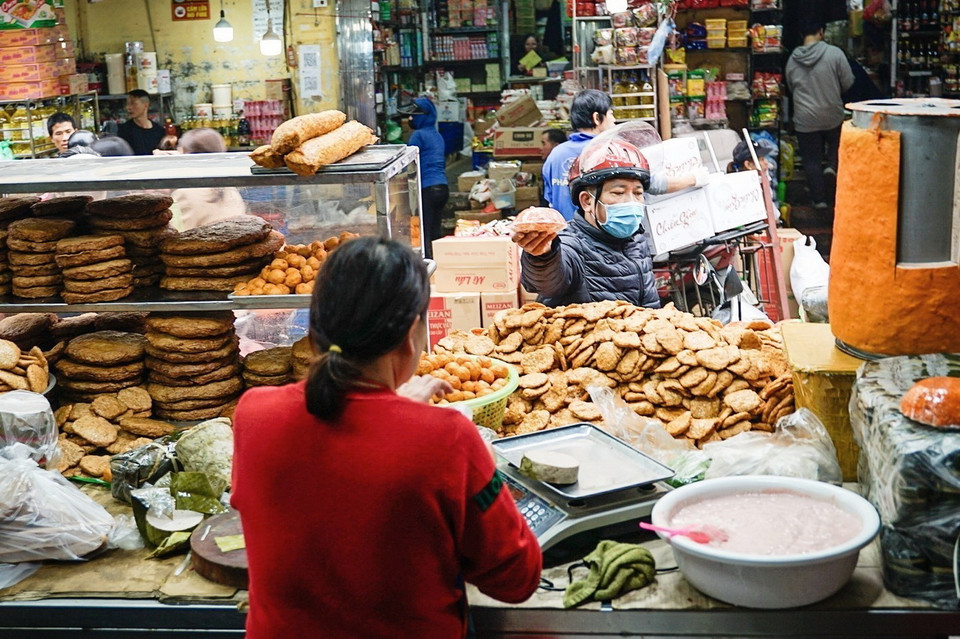 Quầy giò chả tại chợ Thanh Hà luôn tấp nập người đến mua. (Ảnh: Khánh Hòa/TTXVN)