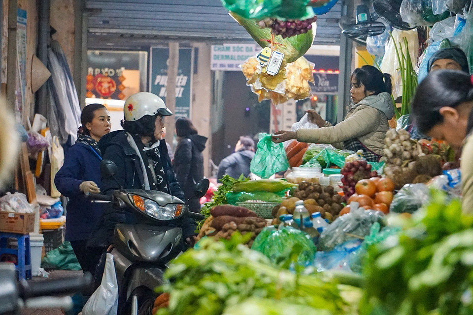 Đi chợ là một trong những thói quen hằng ngày của người Việt Nam. (Ảnh: Khánh Hòa/TTXVN)