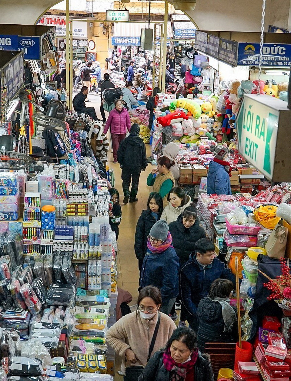 Người dân mua sắm tại chợ Đồng Xuân, Hà Nội. (Ảnh: Khánh Hòa/TTXVN)