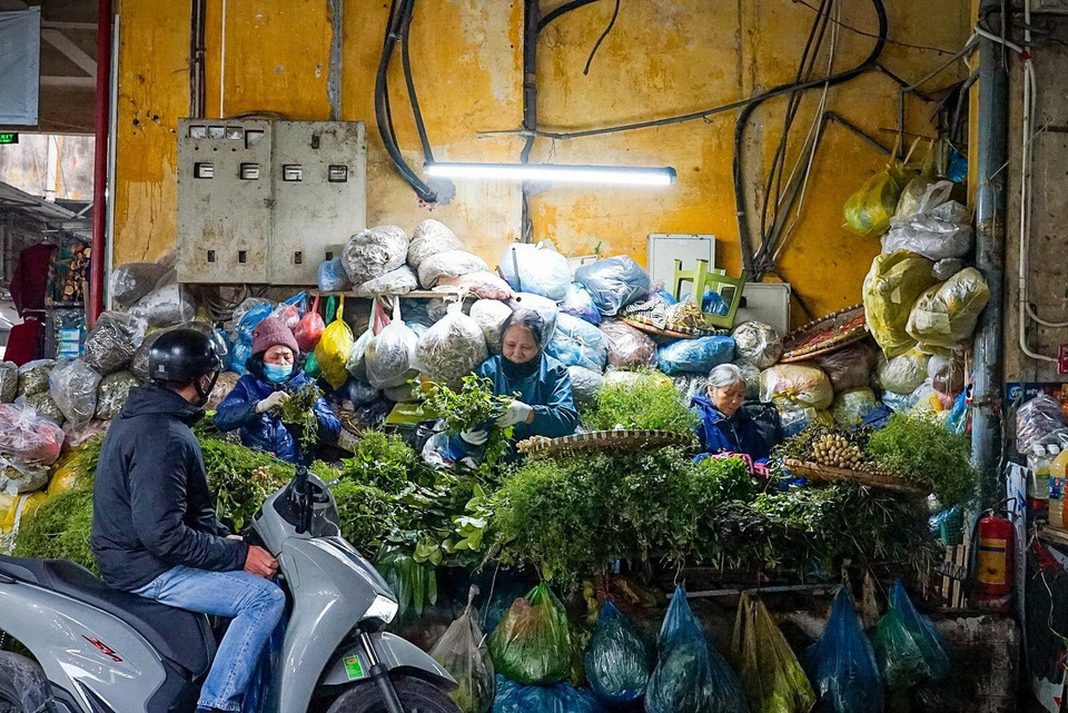 Có rất nhiều mặt hàng chỉ có thể tìm thấy tại chợ truyền thống. (Ảnh: Khánh Hòa/TTXVN)