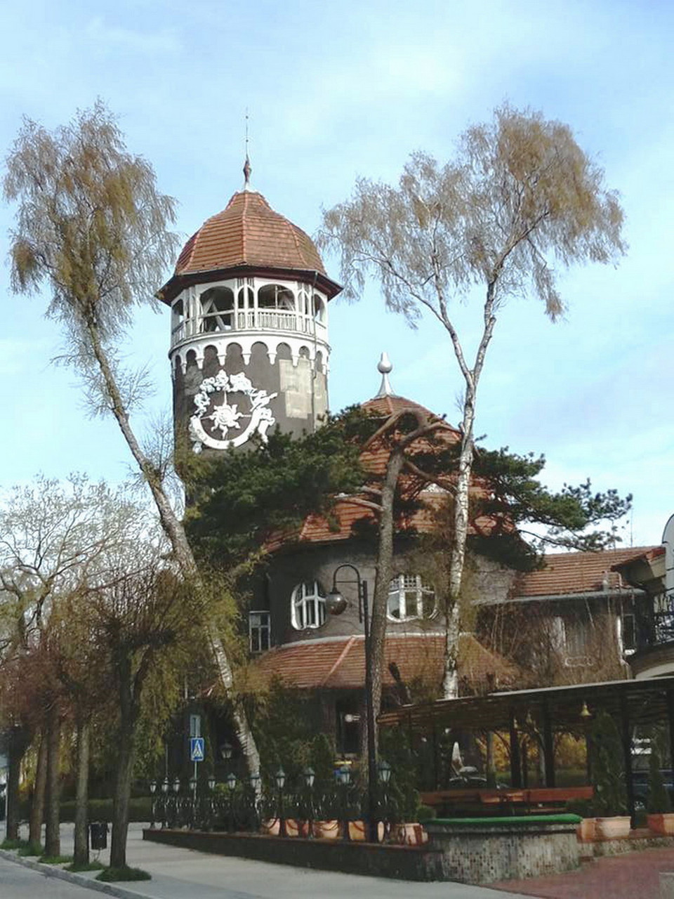 Tháp nước cao 25m là biểu tượng của thành phố. Bức tường rêu phong 110 tuổi của tháp nước cũng là hình ảnh được du khách thường lựa chọn cho những tấm hình check in của mình. (Ảnh: Tâm Hằng/Vietnam+)