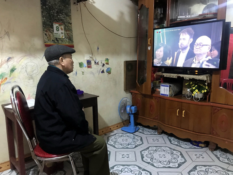 Hiện nhiều hộ gia đình ở tầng 1 và tầng 2 của chung cư Quang Trung vẫn sinh hoạt bình thường. (Ảnh: Tá Chuyên/TTXVN)