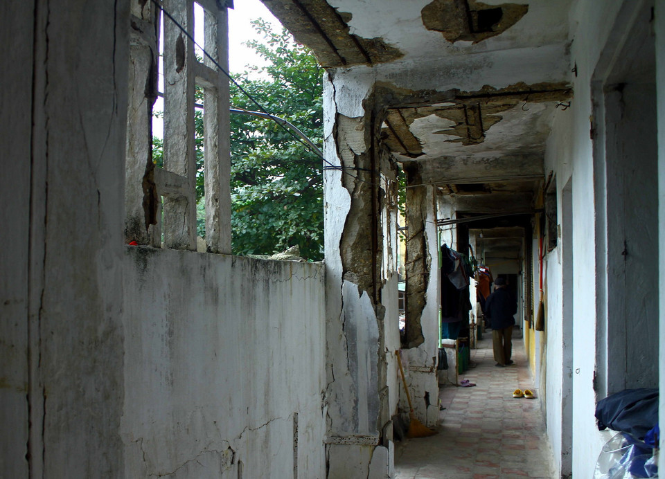 Nhiều hạng mục tại chung cư Quang Trung đã xuống cấp nghiêm trọng. (Ảnh: Tá Chuyên/TTXVN)