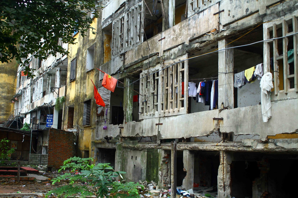 Tám hộ dân vẫn quyết bám trụ ở dãy nhà B3 của chung cư Quang Trung, thành phố Vinh, tỉnh Nghệ An do việc đền bù chưa thỏa đáng. (Ảnh: Tá Chuyên/TTXVN)