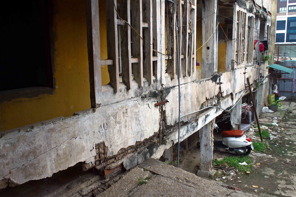 Nhiều hạng mục tại chung cư Quang Trung đã xuống cấp nghiêm trọng. (Ảnh: Tá Chuyên/TTXVN)