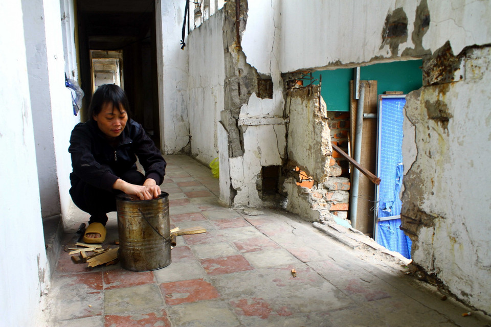 Hiện nhiều hộ gia đình ở tầng 1 và tầng 2 của chung cư Quang Trung vẫn sinh hoạt bình thường và khồng chịu di dời. (Ảnh: Tá Chuyên/TTXVN)