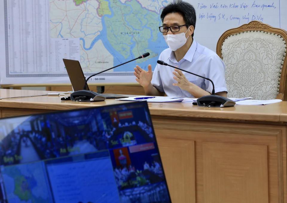 Phó Thủ tướng Vũ Đức Đam yêu cầu các tỉnh, thành phố rà soát lại năng lực xét nghiệm, nâng cao khả năng kiểm soát người trở về từ các vùng dịch. (Ảnh: Lâm Khánh/TTXVN)