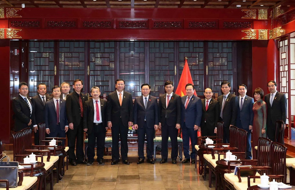 Chủ tịch Quốc hội Vương Đình Huệ chụp ảnh chung với ông Đới Hòa Căn, Chủ tịch Hội đồng Quản trị Tập đoàn Xây dựng công trình đường sắt Trung Quốc và các thành viên trong đoàn. (Ảnh: Nhan Sáng/TTXVN)